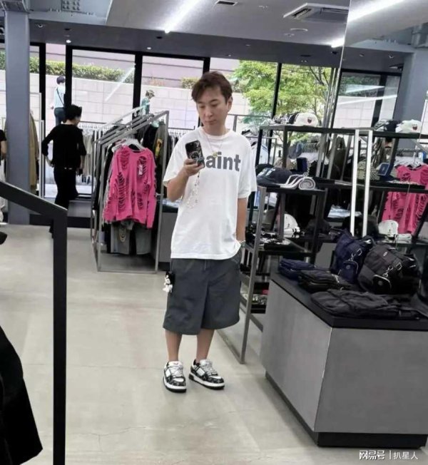 添盈聚富 王思聪精神失常?日本逛街买衣服,染一头棕发,气质土俗不像有钱人