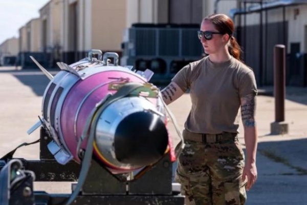 星火牛 Must Die！美军B-2在北大西洋测试“沉得快”炸弹，挪威F-35护航